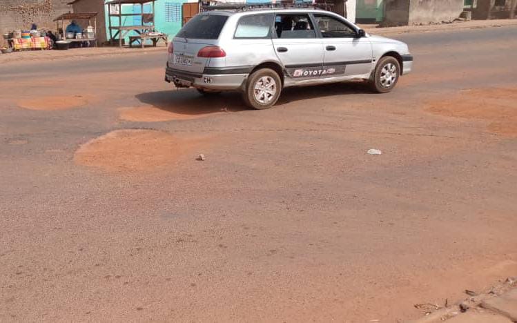 DÉGRADATION DU REVÊTEMENT DE LA ROUTE DJOUGOU-N'DALI: Chaussée mal exécutée avec des matériaux défectueux