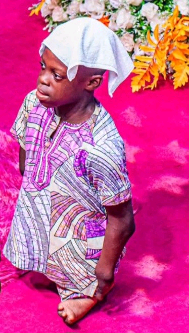Sans mains ni pieds:  Un jeune garçon décroche son CEP