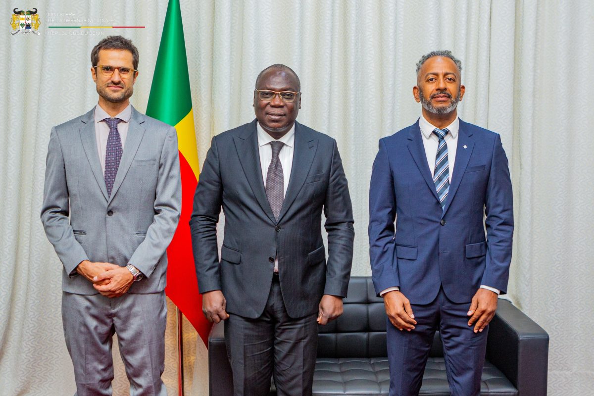 En vue d'un partenariat stratégique renforcé autour du DIH: Laurenzo Redalie du CICR reçu par le ministre de la défense nationale